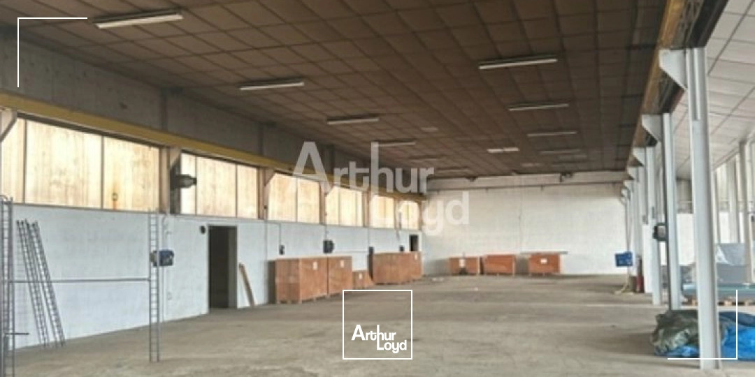 Montluçon Ensemble de locaux d'activité : bureaux et dépôts et espace extérieur