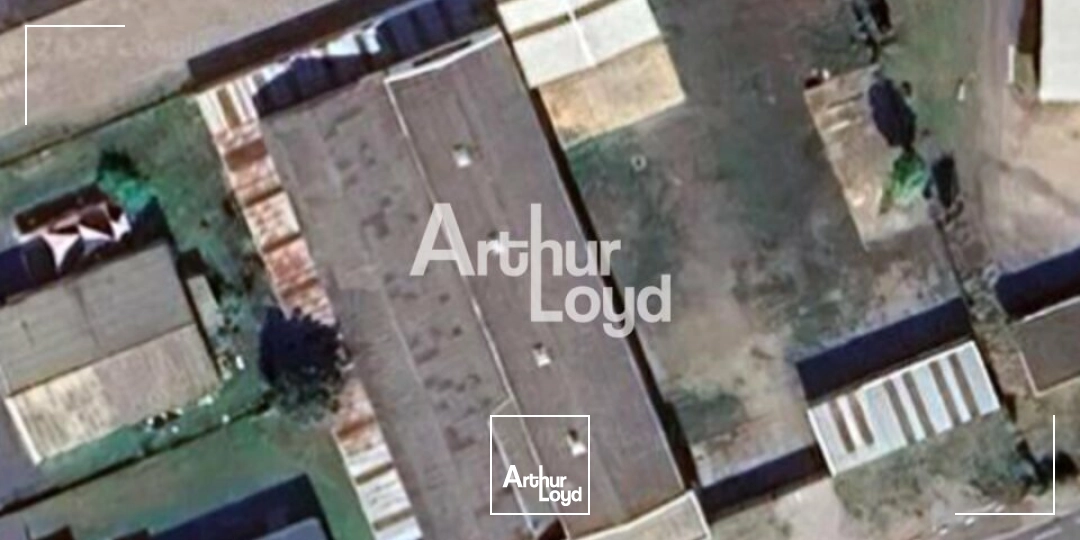 Montluçon Ensemble de locaux d'activité : bureaux et dépôts et espace extérieur