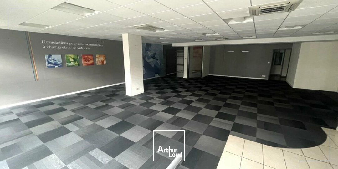 Local professionnel d'environ 149 m² à louer à Poitiers  Visibilité exceptionnelle et accessibilité Gare TGV