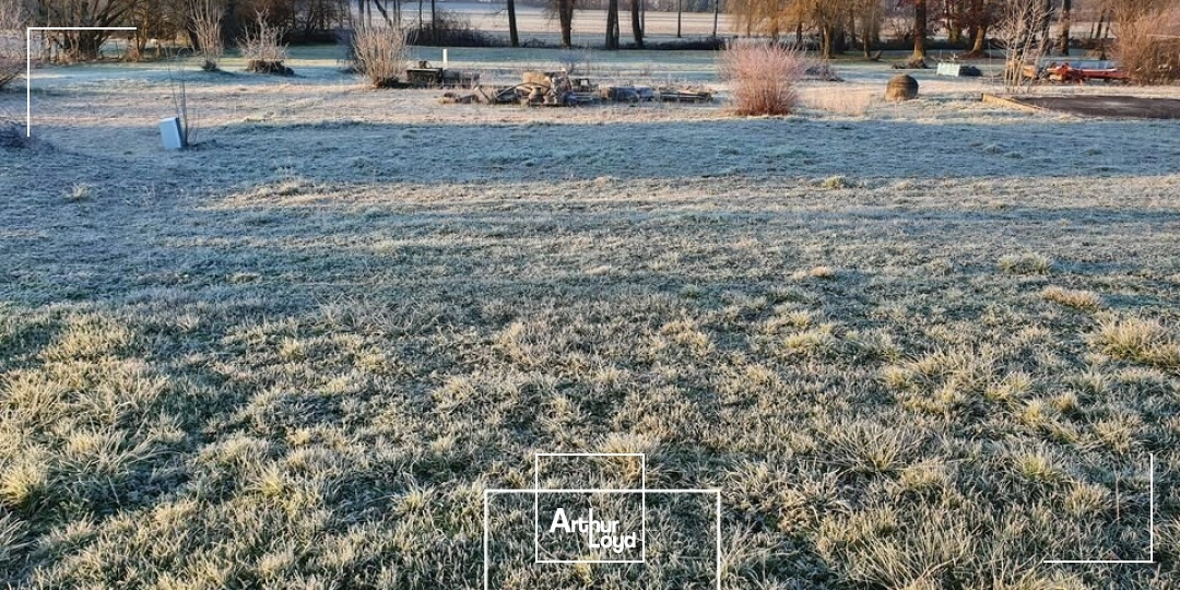 Terrain de 10&nbsp;959M² divisible sur un emplacement n°1 a l'entrée d'OBJAT desservie par la départementale la plus fréquentée du département.