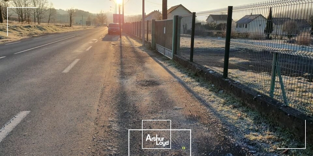 Terrain de 10&nbsp;959M² divisible sur un emplacement n°1 a l'entrée d'OBJAT desservie par la départementale la plus fréquentée du département.
