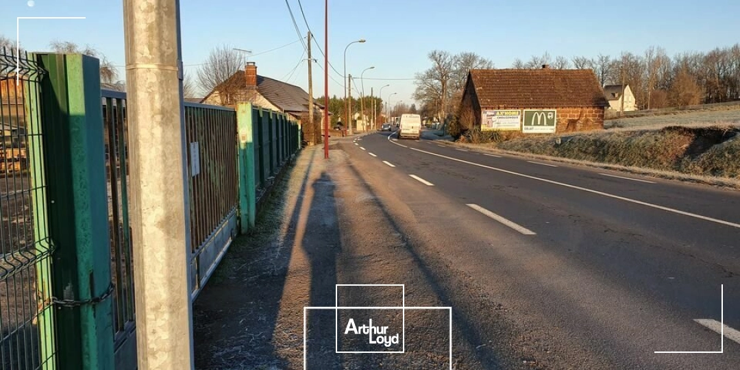 Terrain de 10&nbsp;959M² divisible sur un emplacement n°1 a l'entrée d'OBJAT desservie par la départementale la plus fréquentée du département.
