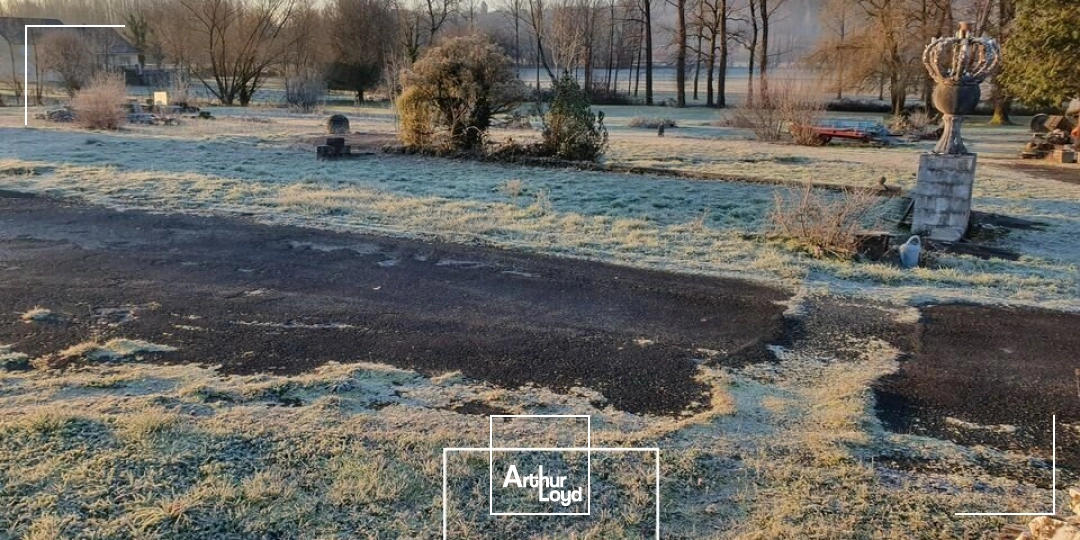 Terrain de 10&nbsp;959M² divisible sur un emplacement n°1 a l'entrée d'OBJAT desservie par la départementale la plus fréquentée du département.