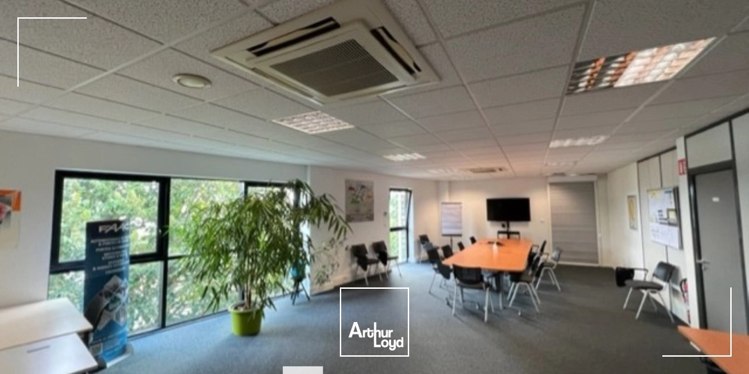 A LOUER - Bâtiment d'activités récent avec 2 quais - SAINT-PRIEST