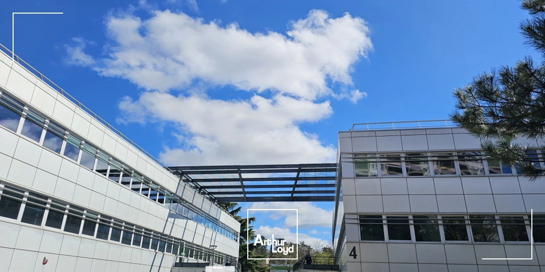 A louer - VAL D'ECULLY - Bureaux accompagnés de nombreuses places de parking - Ecully