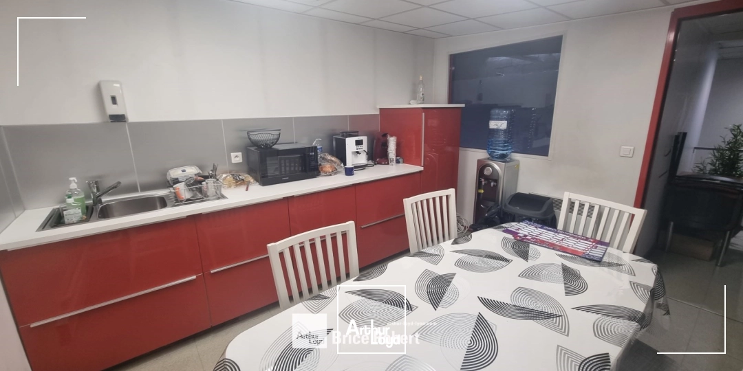 A louer - Bureaux lumineux avec partie stockage - Vaulx en Velin 