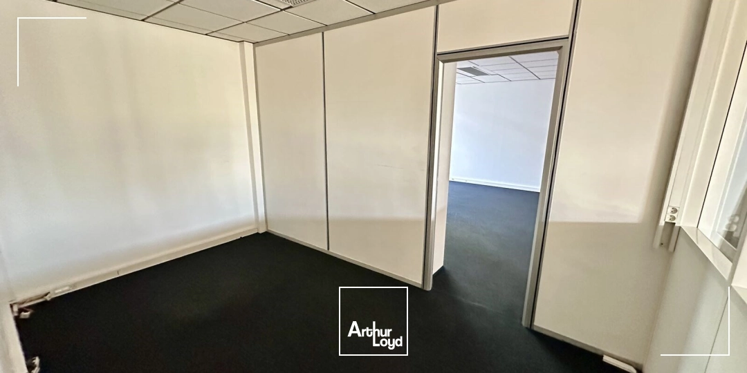 Bureaux a louer en RDC avec visibilité de la D9 et parking 