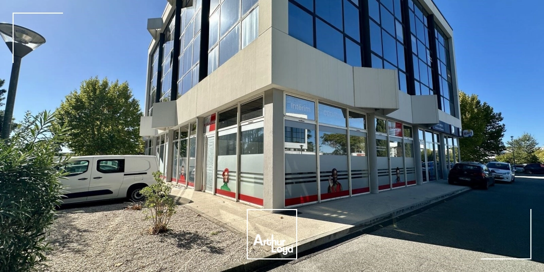 BUREAUX AVEC VISIBILITÉ EN TRÈS BON ÉTAT À LOUER