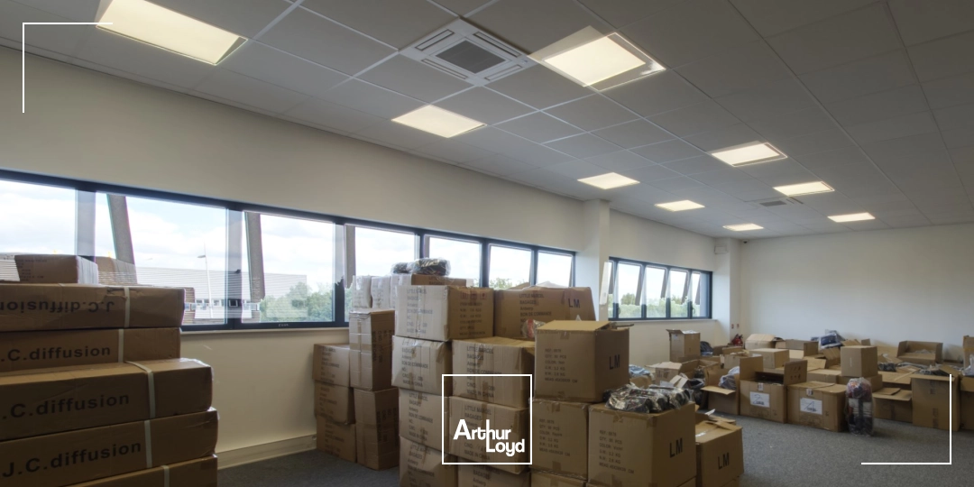 Locaux d'activité semi-indépendants à louer à Roissy - 1 400 m² stockage + 400 m² bureaux, accès stratégique proche CDG
