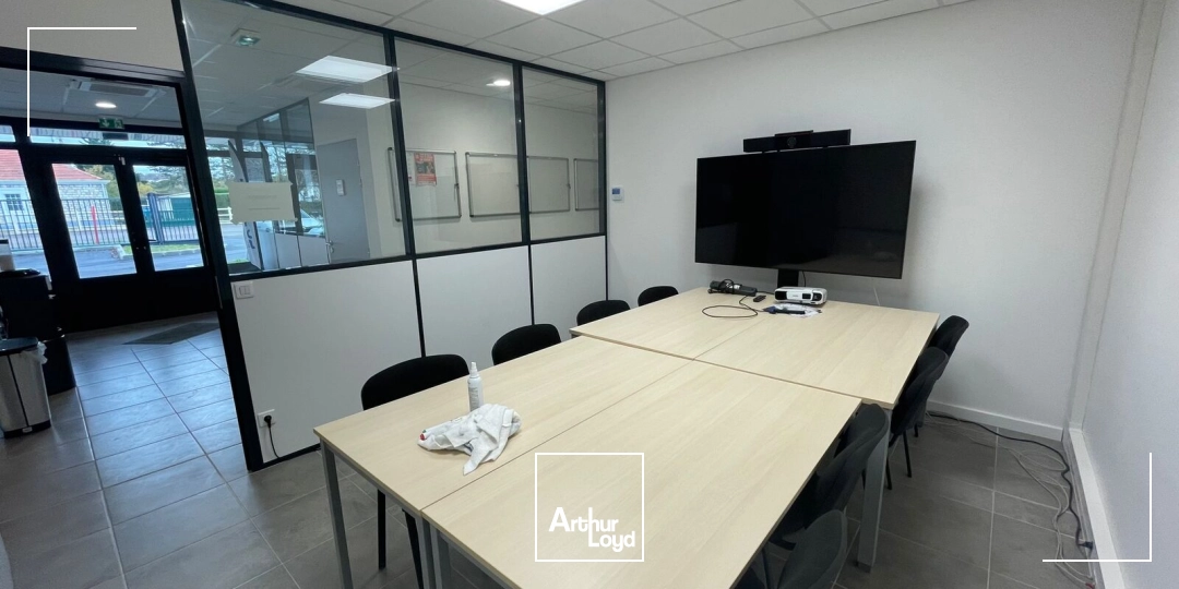 A Louer - Local d'activité d'environ 710 m2 