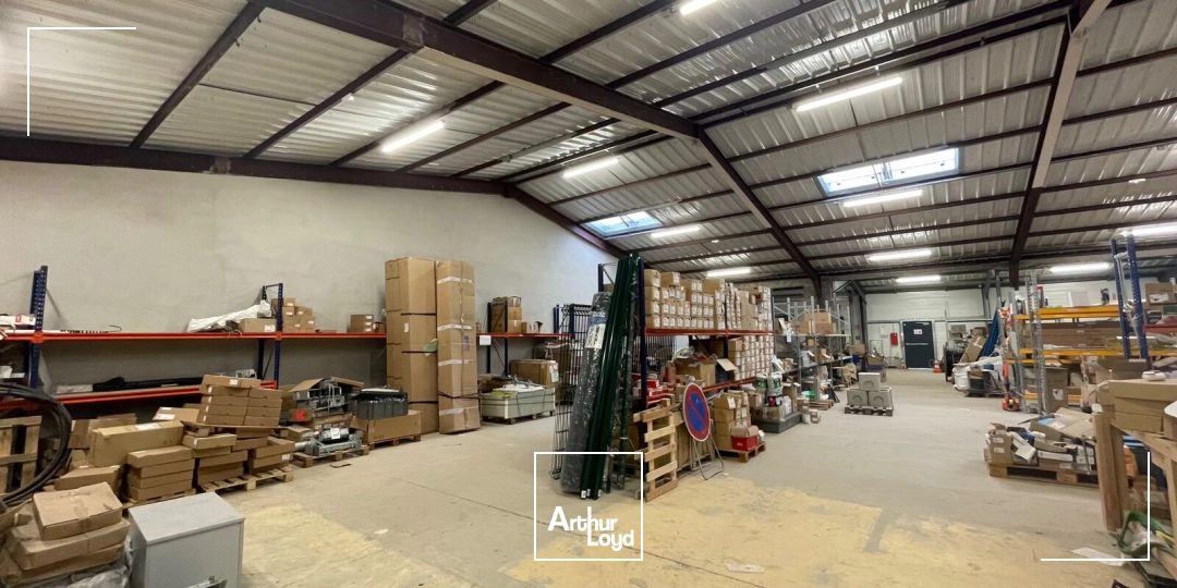 A Louer - Local d'activité d'environ 710 m2 