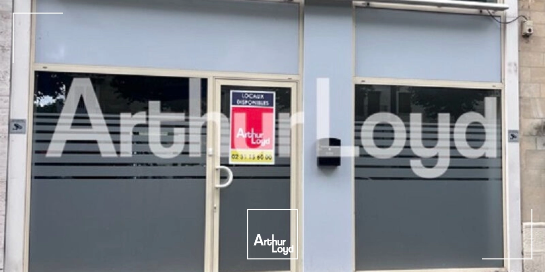 Local commercial / Bureaux - 100 m² environ -Immeuble ancien avec vitrines