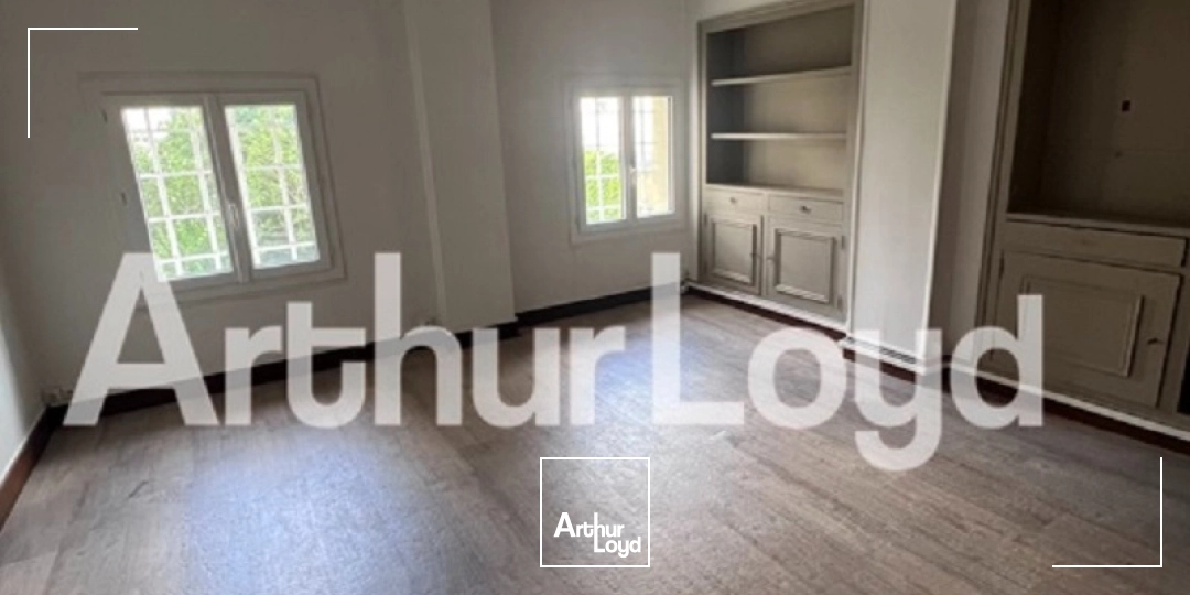 Local commercial / Bureaux - 100 m² environ -Immeuble ancien avec vitrines