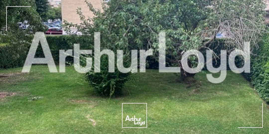 Local commercial / Bureaux - 100 m² environ -Immeuble ancien avec vitrines