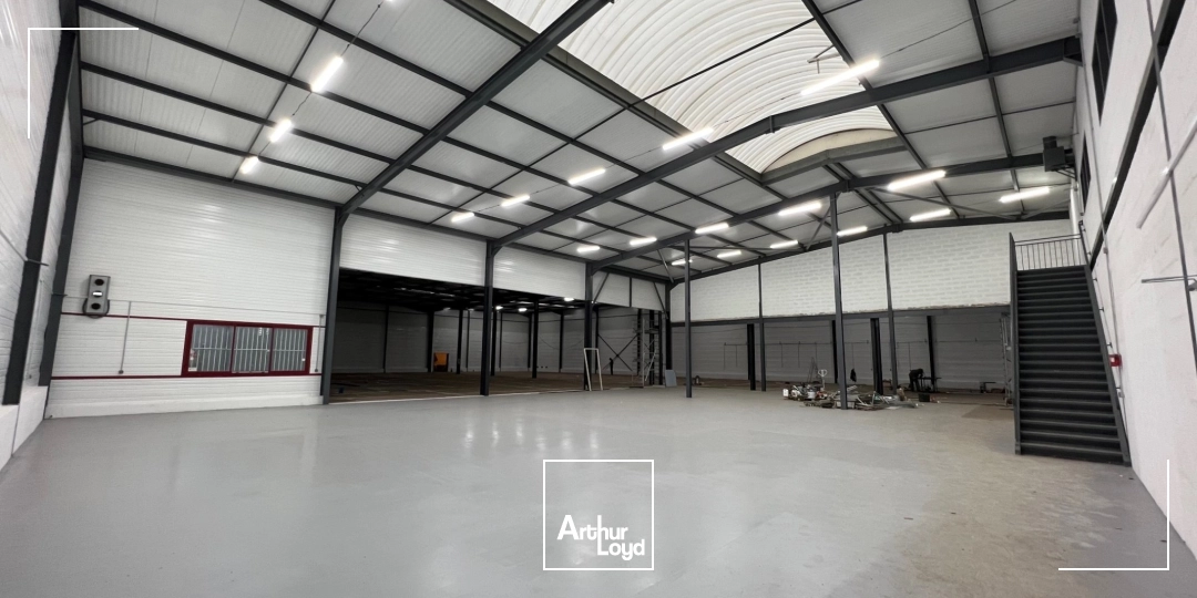 BATIMENT A QUAI RENOVE - STOCK EXTERIEUR - EXTENSION POSSIBLE