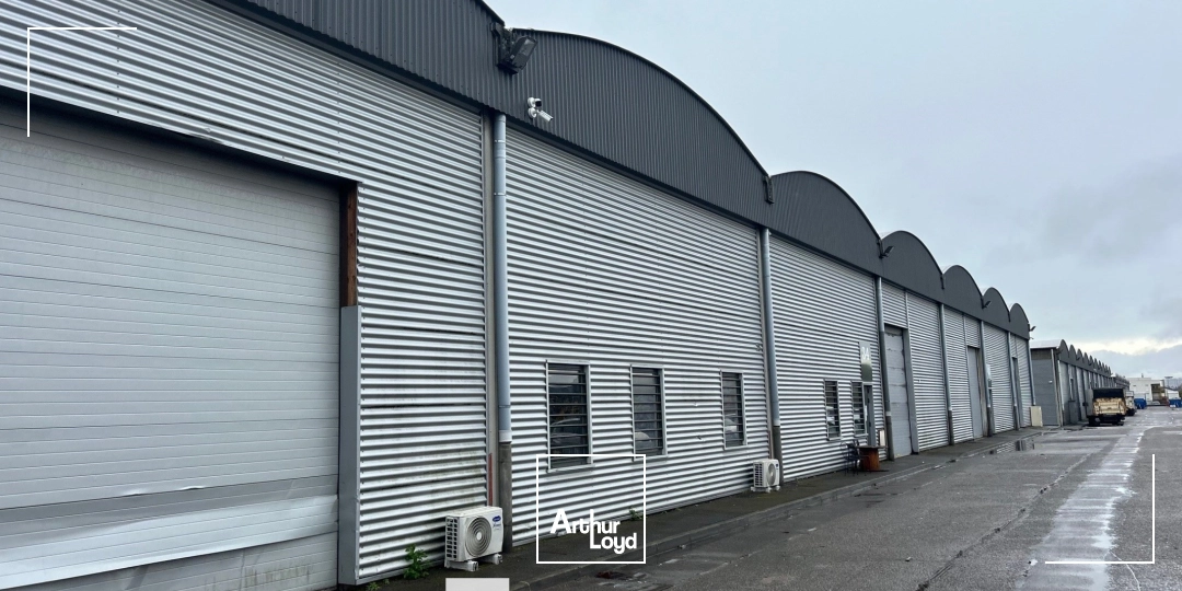 A louer - Locaux d'activités divisibles à partir de 510 m² dans un parc d'activités avec bureaux aménagés - Saint Priest 