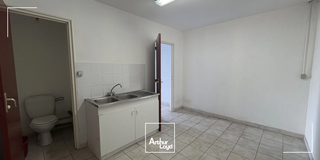 Cellule d'activités avec bureaux - 302 m2 - À louer - Saint Jean de Braye