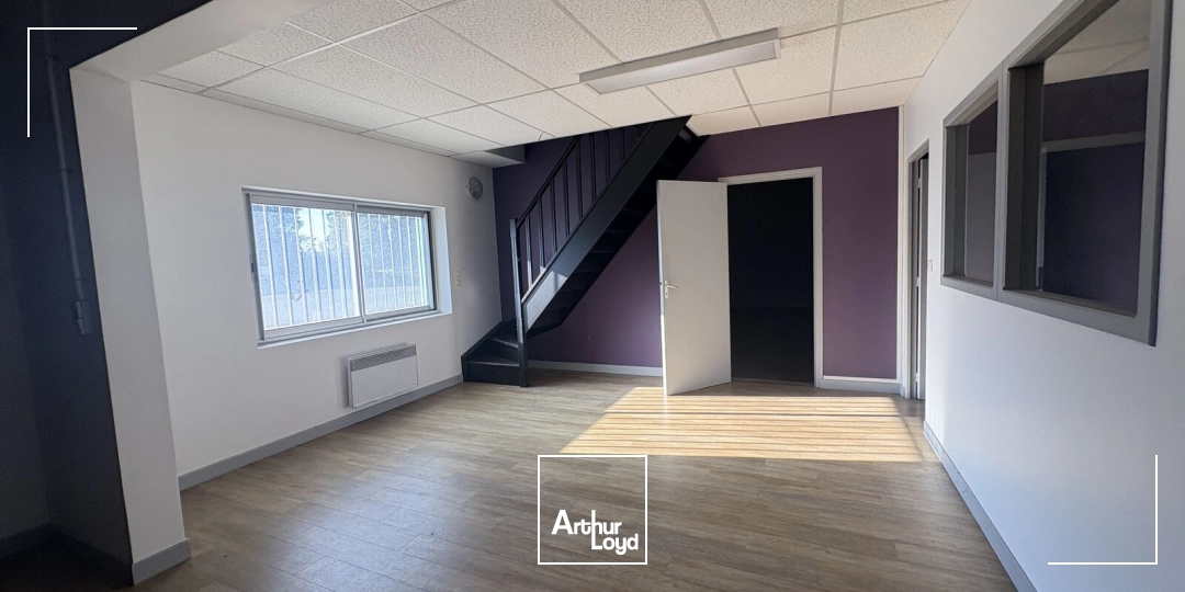 Cellule d'activités avec bureaux - 302 m2 - À louer - Saint Jean de Braye