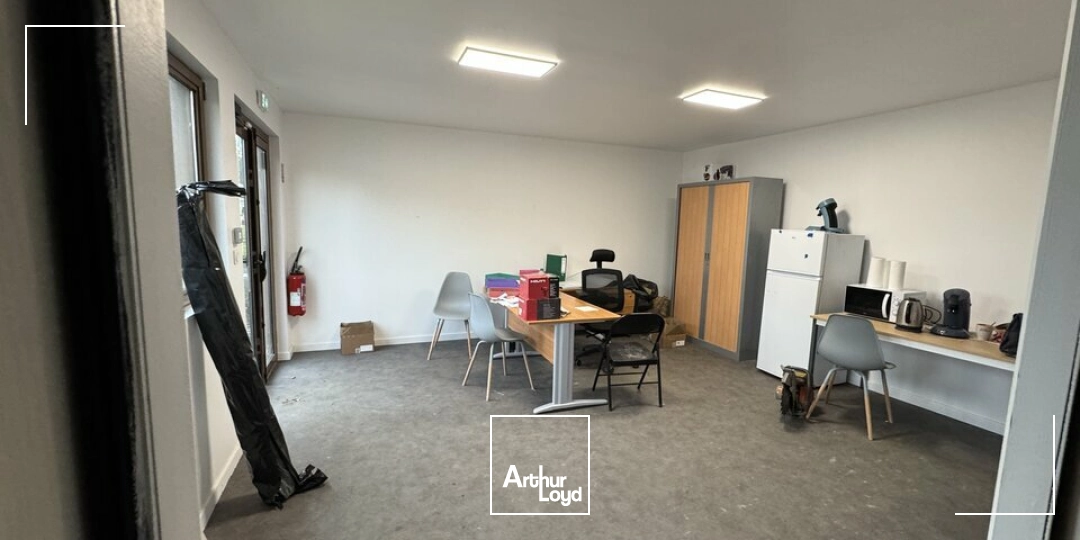 MONTLOUIS-SUR-LOIRE CONNEUIL LOCAL D'ACTIVITE A LOUER 268 M² - PARKINGS EN FACADE