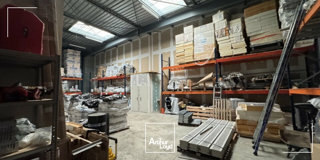 MONTLOUIS-SUR-LOIRE CONNEUIL LOCAL D'ACTIVITE A LOUER 268 M² - PARKINGS EN FACADE