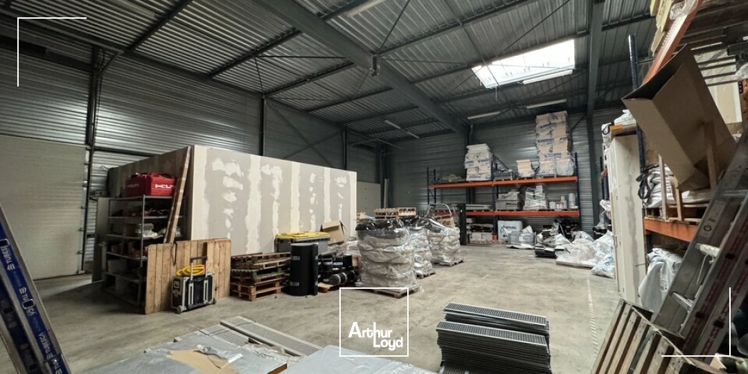 MONTLOUIS-SUR-LOIRE CONNEUIL LOCAL D'ACTIVITE A LOUER 268 M² - PARKINGS EN FACADE