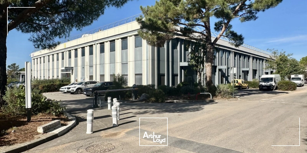 Local d'activités et bureaux à LOUER sur un site sécurisé avec places de parking à VITROLLES