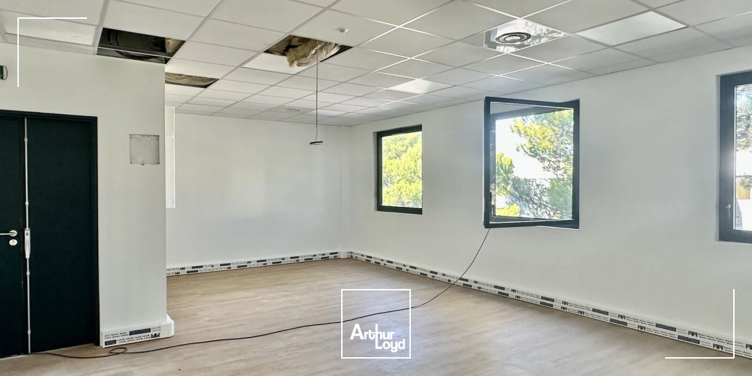 Local d'activités et bureaux à LOUER sur un site sécurisé avec places de parking à VITROLLES