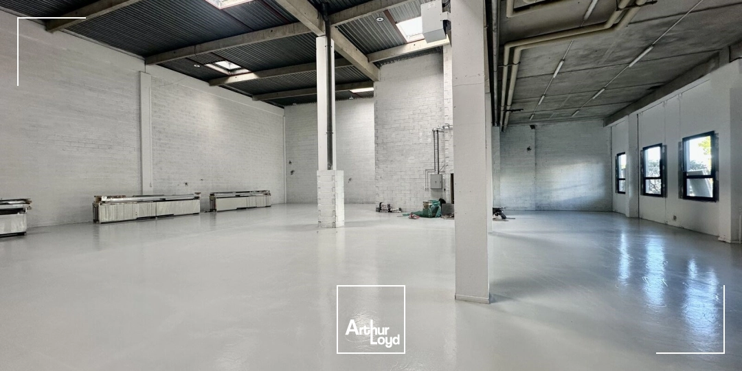 Local d'activités et bureaux à LOUER sur un site sécurisé avec places de parking à VITROLLES