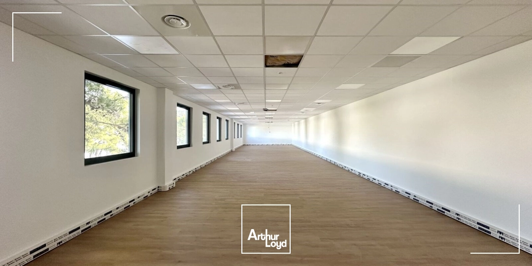 Local d'activités et bureaux à LOUER sur un site sécurisé avec places de parking à VITROLLES