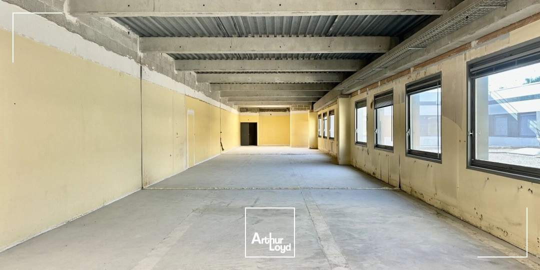 Local d'activités et bureaux à LOUER sur un site sécurisé avec places de parking à VITROLLES