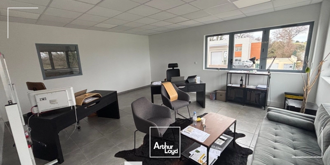 A louer - locaux d'activités dans un parc récent avec arrêt de bus à proximité - à Saint Priest