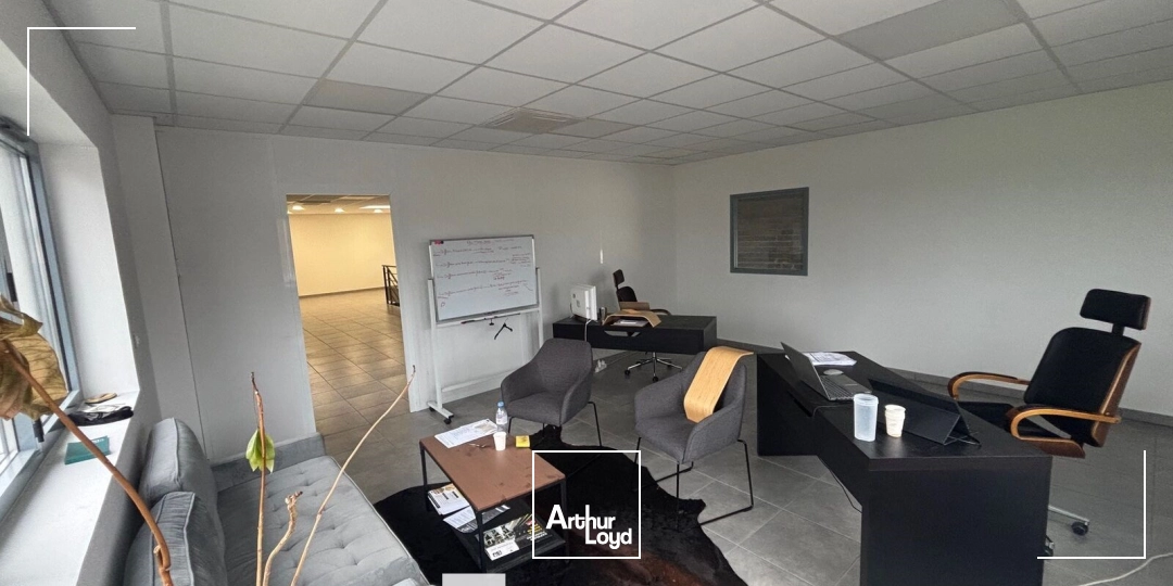 A louer - locaux d'activités dans un parc récent avec arrêt de bus à proximité - à Saint Priest