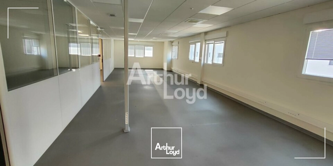 BUREAUX À LOUER 586 m² à Archamps