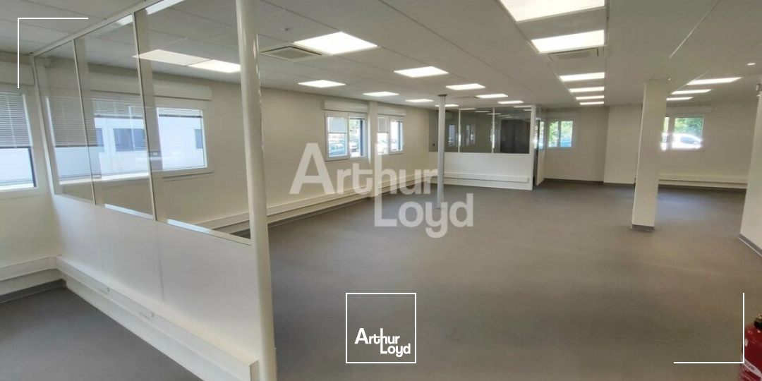 BUREAUX À LOUER 586 m² à Archamps