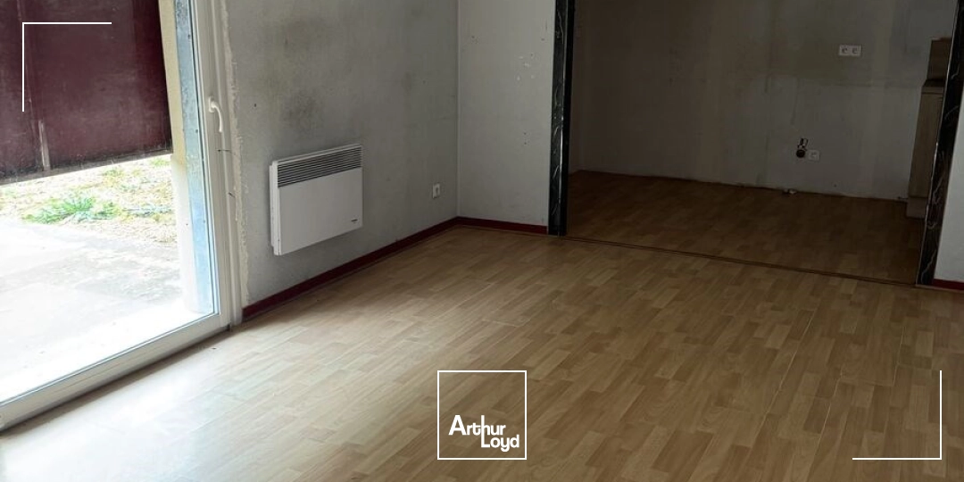 À VENDRE OU À LOUER : Local d'activités de 300 m² mitoyen avec un terrain, bonne visibilité commerciale à Saint-Jean-la-Bussière