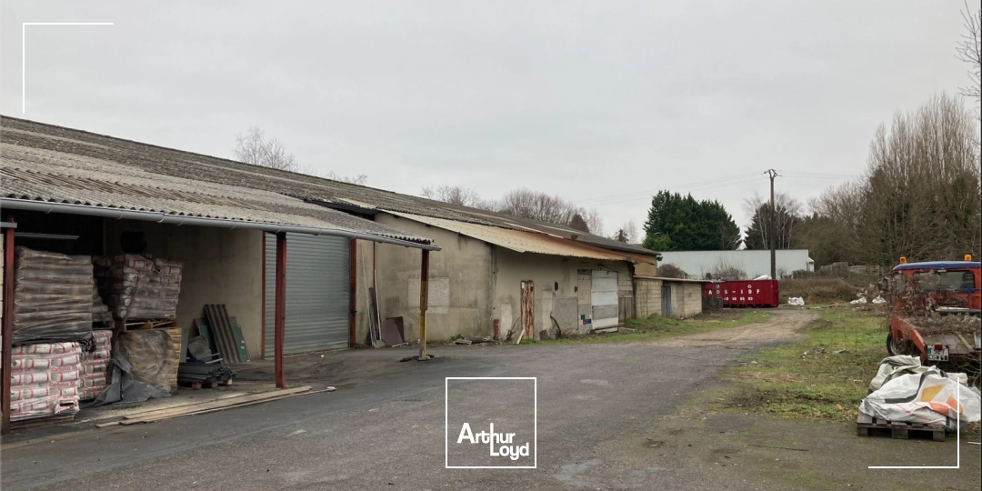 Local d'activité à vendre d'une surface de 2600 m2 environ situé à moins d'une heure de Paris par la N2.