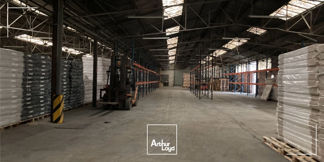 Local d'activité à vendre d'une surface de 2600 m2 environ situé à moins d'une heure de Paris par la N2.