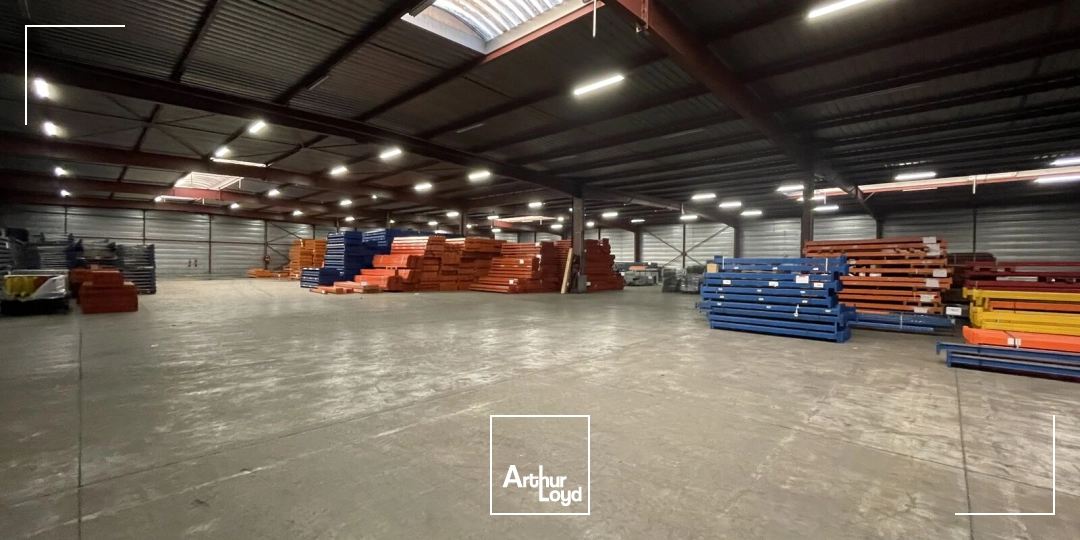 ENTREPÔT A VENDRE AVEC QUAIS ET ACCES DIRECT AUTOROUTE A1