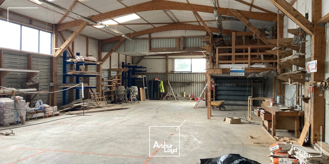 A LOUER - BATIMENT D'ACTIVITE 1185 M² - LANRIVOARE