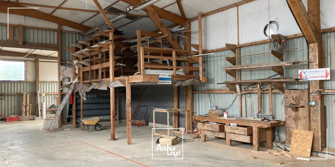 A LOUER - BATIMENT D'ACTIVITE 1185 M² - LANRIVOARE