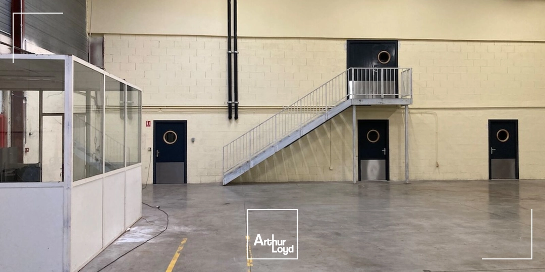 À LOUER : Local d'activité de 7&nbsp;830 m² + 2 options possibles de bureaux, ZI de Stélytec à Sint-Chamond