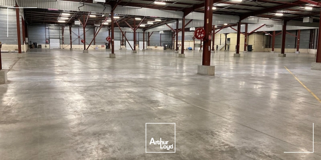 À LOUER : Local d'activité de 7&nbsp;830 m² + 2 options possibles de bureaux, ZI de Stélytec à Sint-Chamond