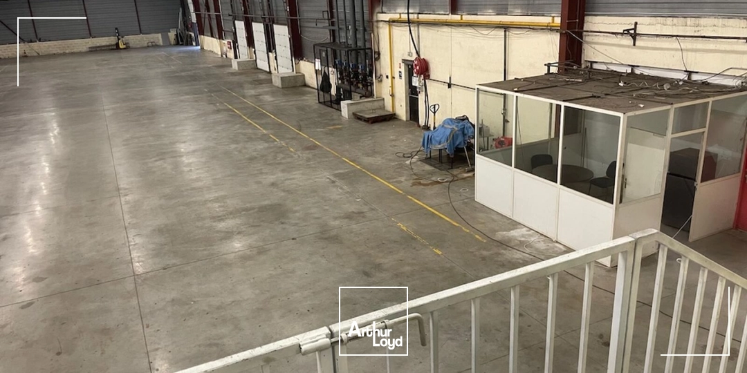À LOUER : Local d'activité de 7&nbsp;830 m² + 2 options possibles de bureaux, ZI de Stélytec à Sint-Chamond