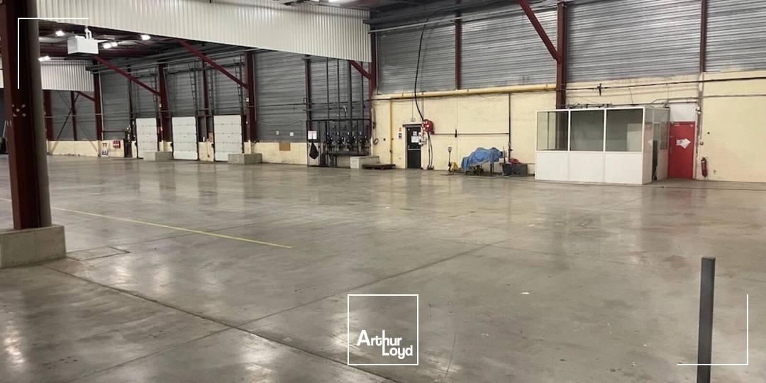 À LOUER : Local d'activité de 7&nbsp;830 m² + 2 options possibles de bureaux, ZI de Stélytec à Sint-Chamond