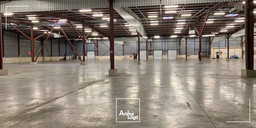 À LOUER : Local d'activité de 7&nbsp;830 m² + 2 options possibles de bureaux, ZI de Stélytec à Sint-Chamond