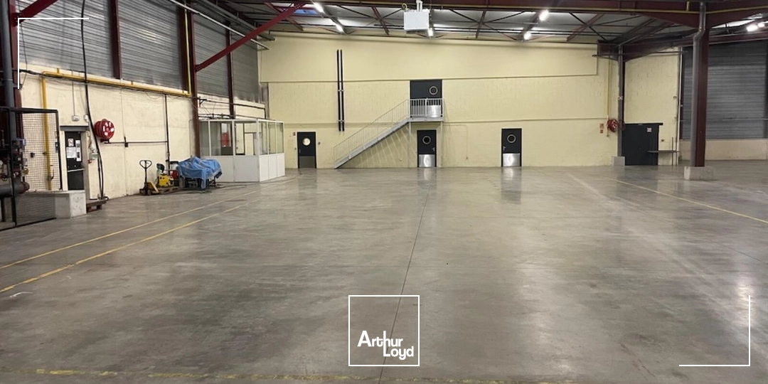 À LOUER : Local d'activité de 7&nbsp;830 m² + 2 options possibles de bureaux, ZI de Stélytec à Sint-Chamond