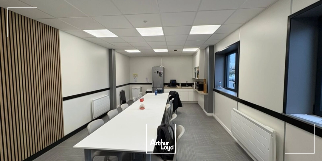 A VENDRE LOCAL D'ACTIVITÉ 1&nbsp;770 M2 ENVIRON PONTPOINT