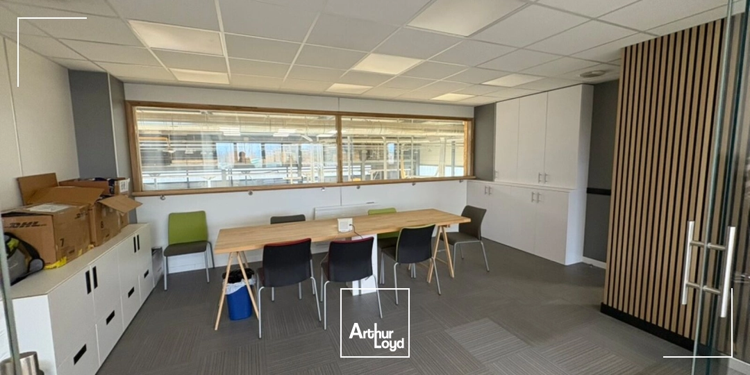 A VENDRE LOCAL D'ACTIVITÉ 1&nbsp;770 M2 ENVIRON PONTPOINT