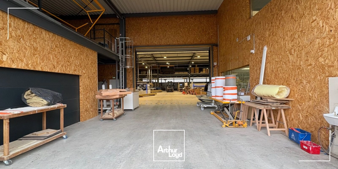 A VENDRE LOCAL D'ACTIVITÉ 1&nbsp;770 M2 ENVIRON PONTPOINT