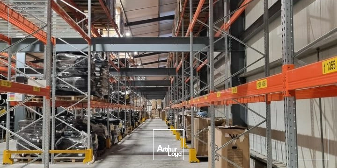 MONTÉLIMAR NORD - ZONE DES LÉONARDS - A LOUER ENTREPÔT RÉCENT D'ENVIRON 1&nbsp;564 M2 AVEC PLACES DE PARKING POUR POIDS LOURDS